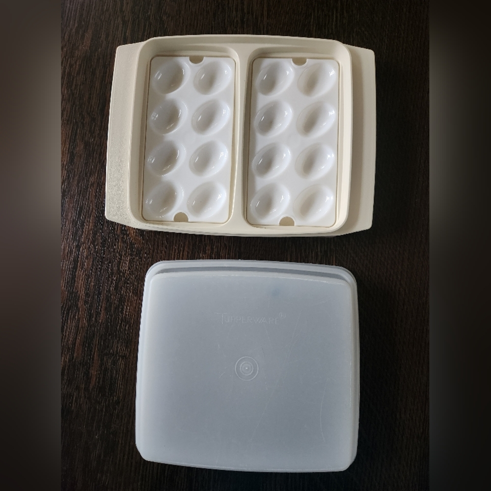 Tupperware Egg Keeper with Lid and Inserts EUC $17